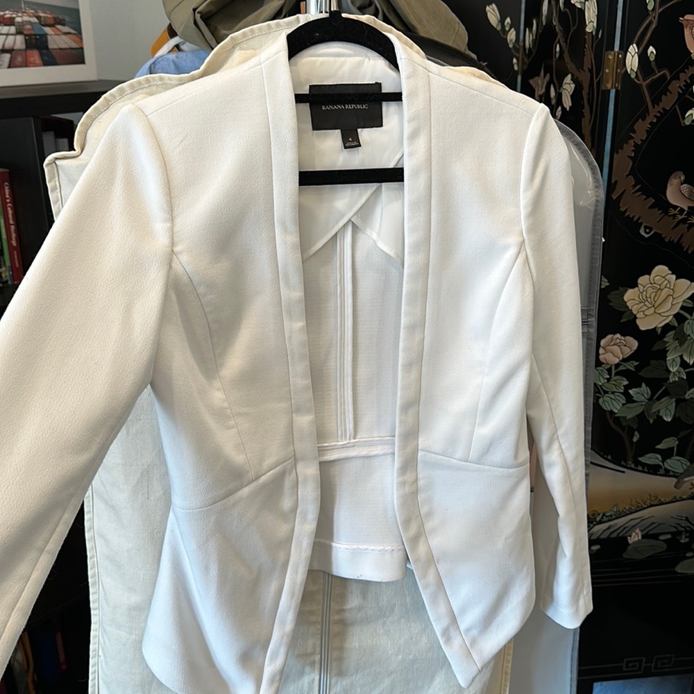 White Asymetrical/hi-lo Blazer by BR